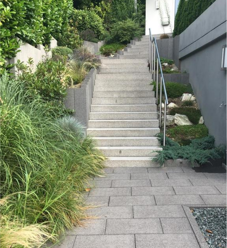 Gepflasterter Weg mit Treppe