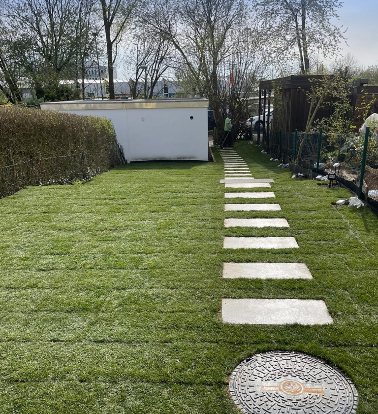 Rollrasen mit Steinplatten